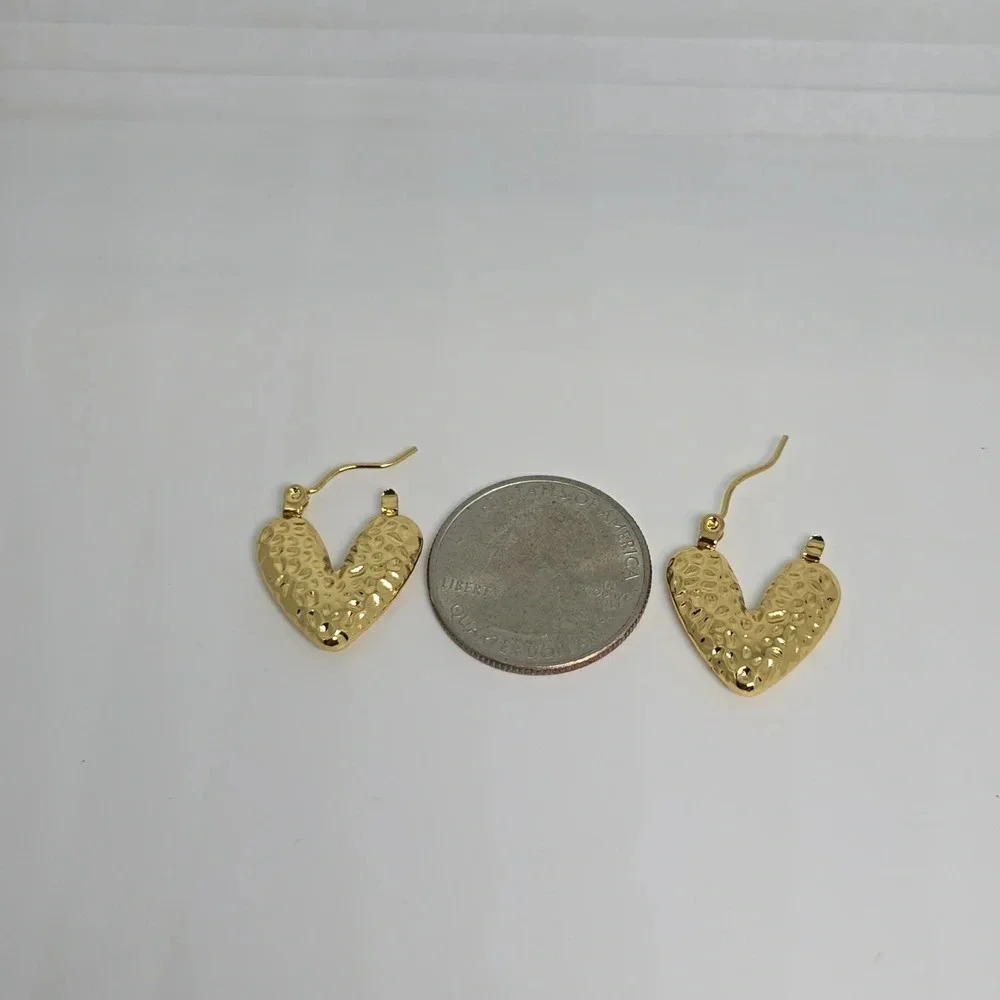 NWOT Beautiful 18k Gold Plated Stainless Steel Earrings - Picture 2 of 2